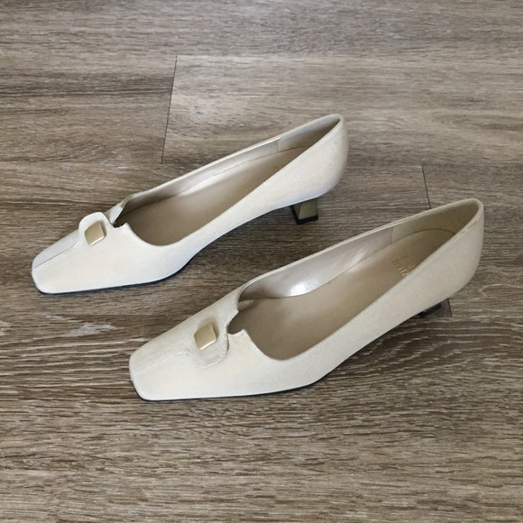 Stuart Weitzman Gold Kitten/Low Block Heel 5.5 - Picture 2 of 7